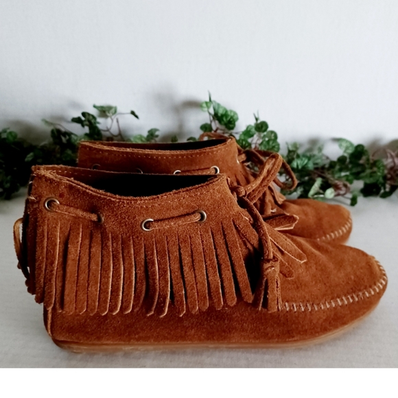 Minnetonka Women's Fringe Back Zip Sporty Rubber Sole Bootie - Picture 7 of 15
